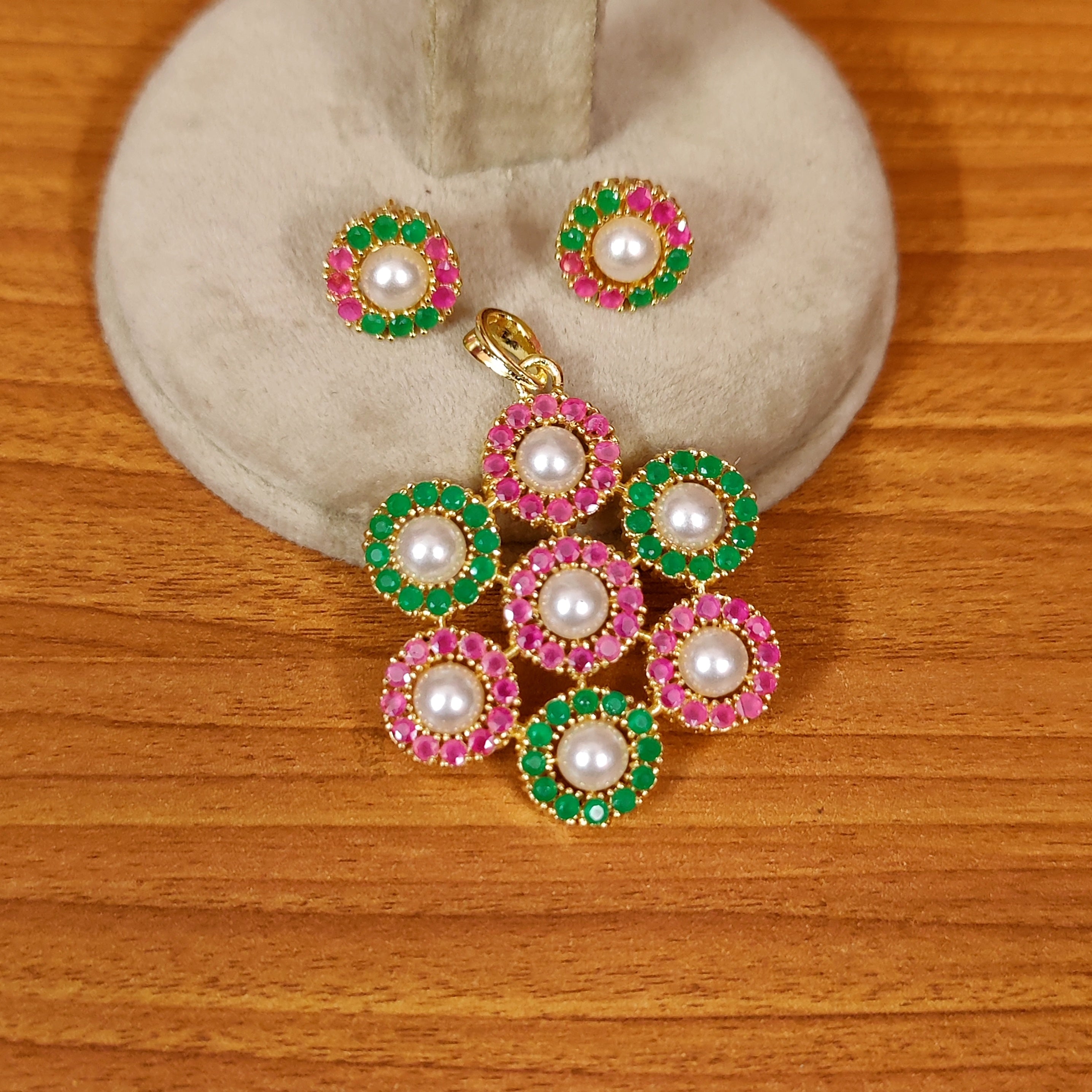 MULTICOLOUR FLOWER SHAPED PEARL PENDANT SET