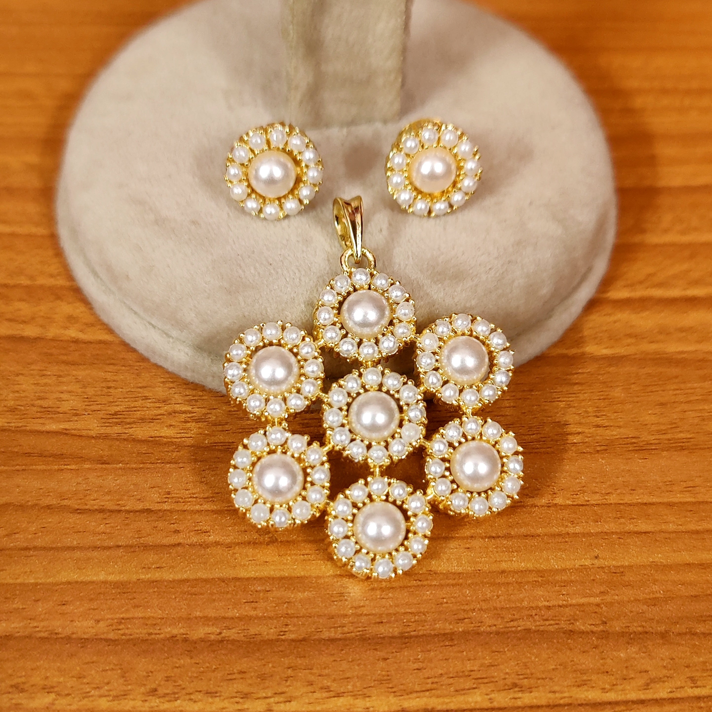 MULTICOLOUR FLOWER SHAPED PEARL PENDANT SET