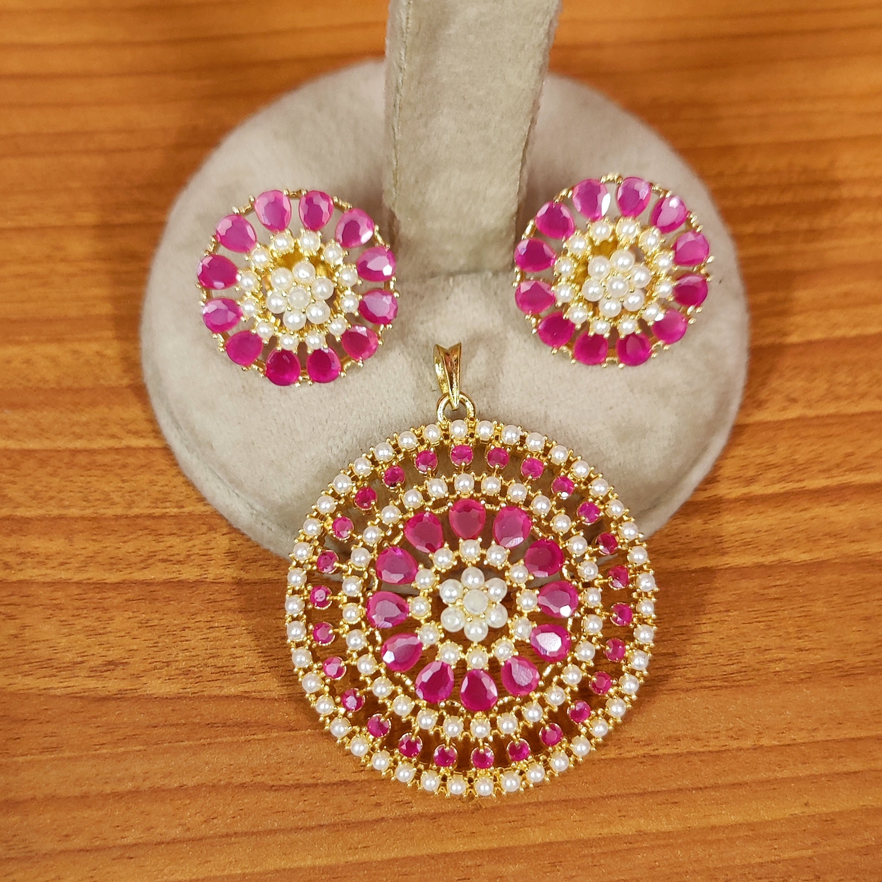 MULTICOLOUR PEARL STUDDED ROUND PENDANT SET