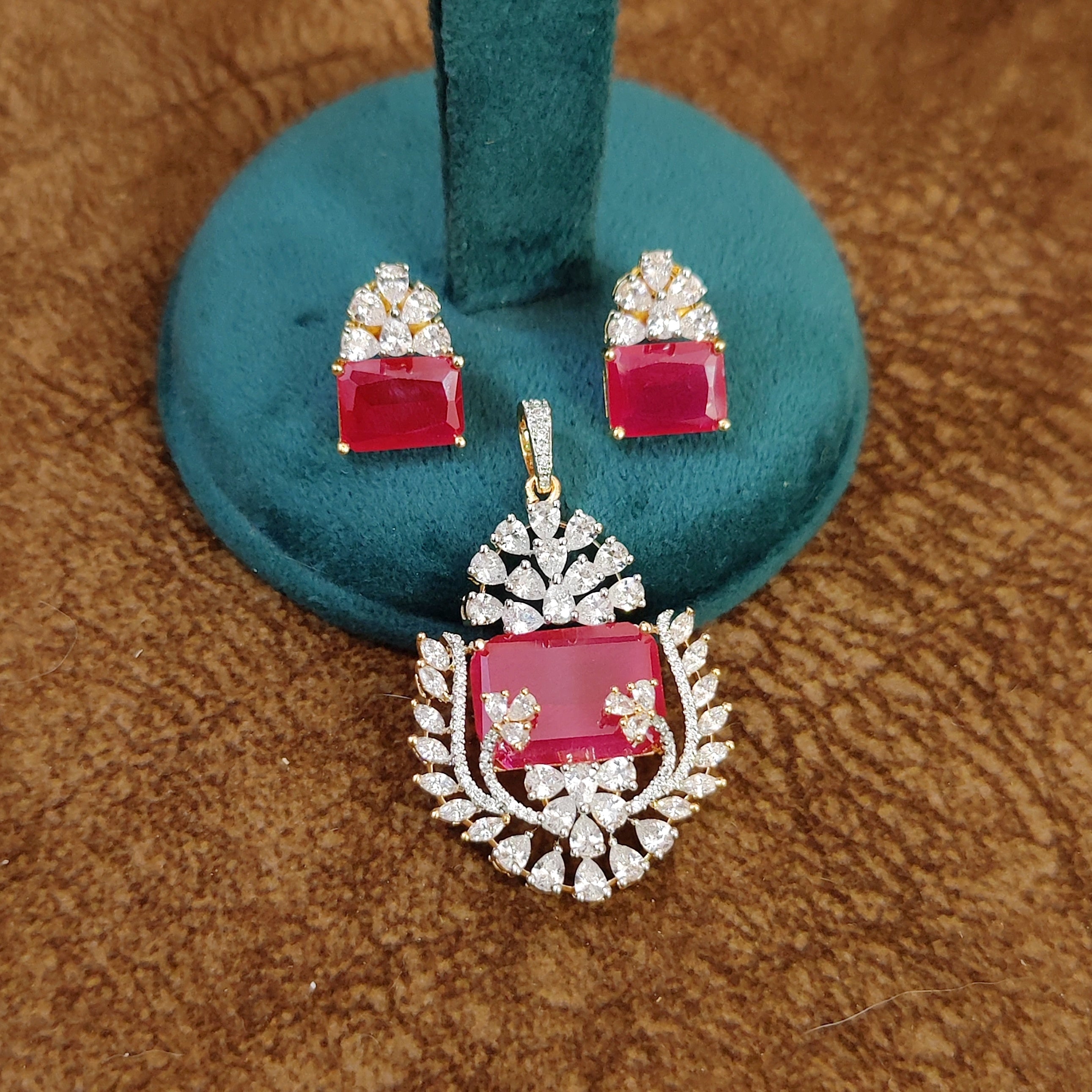 EMERALD LOOK DIAMOND PATTERN GOLD PLATED PENDANT SET