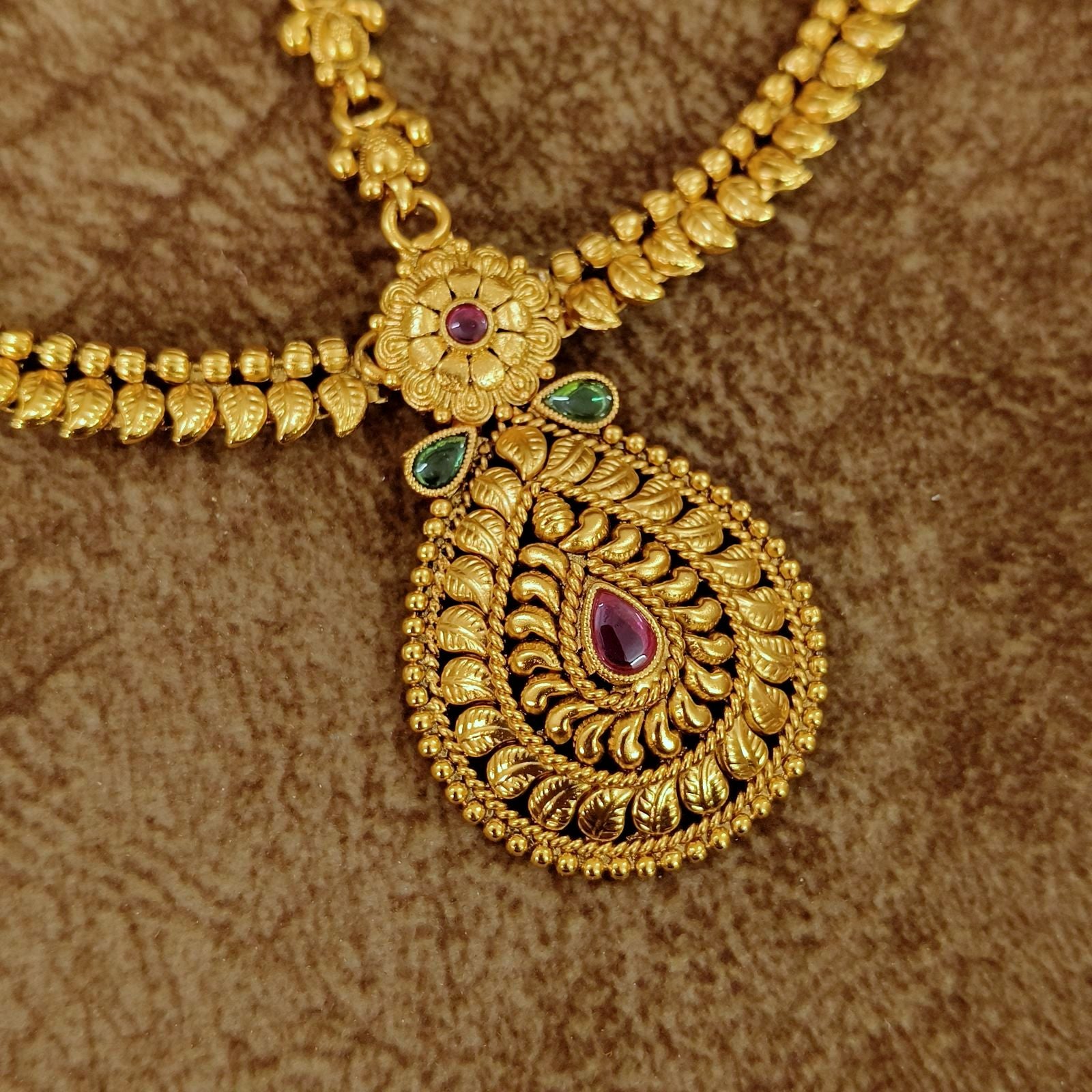 Antique Gold Paisley Maang Tikka with Ruby Stone Bridal Wedding Wear – Sanvi Jewels