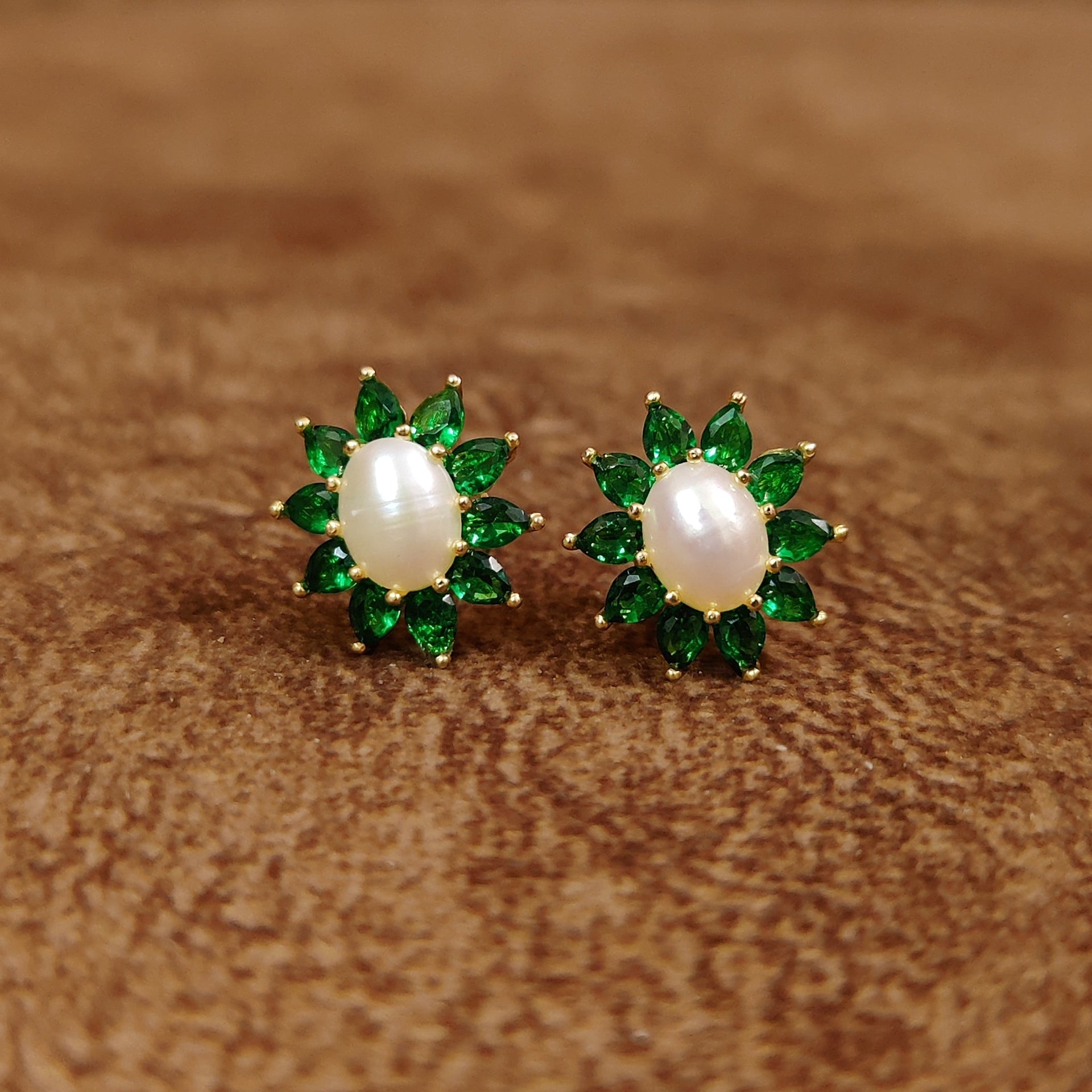 EMERALD GREEN STONE SEMI PRECIOUS PEARL STUDS – Sanvi Jewels