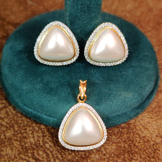 TRIANGLE SHAPED AD GOLD PLATED SHELL PEARL PENDANT SET