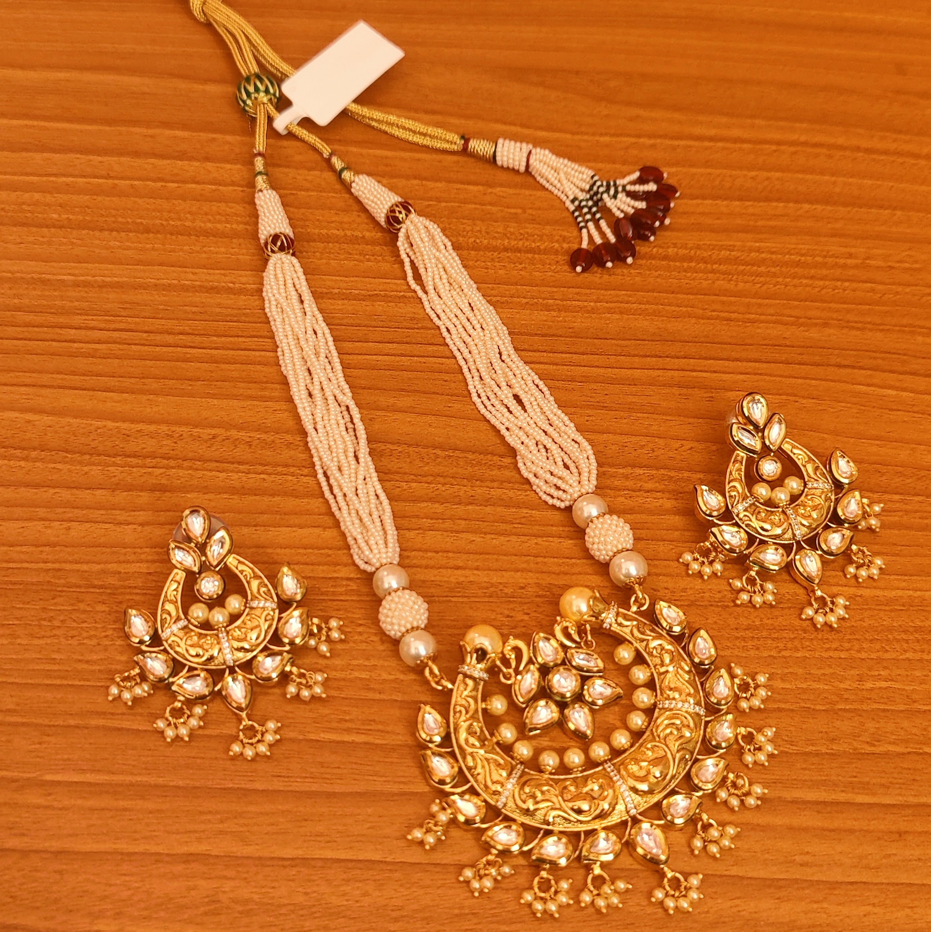 Chic V-Shaped 22K Gold Necklace Set – Andaaz Jewelers