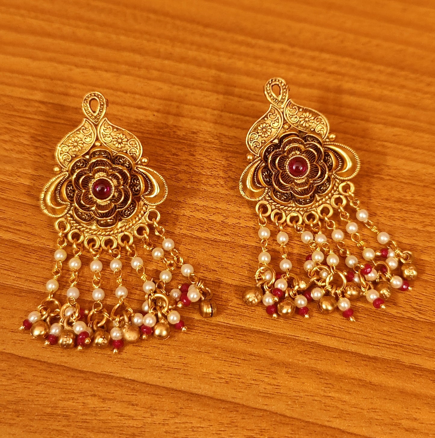 FLOWER PATTERN GOLD LOOK RUBY EARRINGS