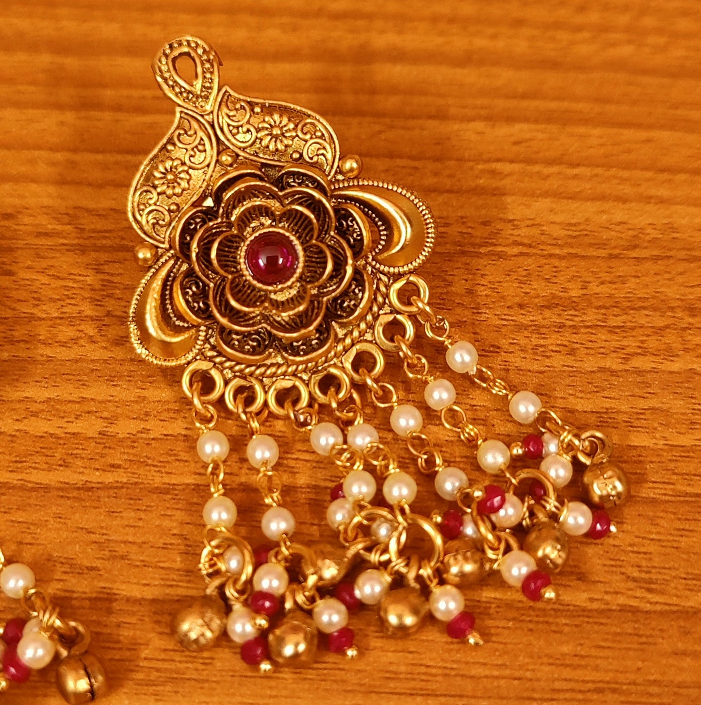 FLOWER PATTERN GOLD LOOK RUBY EARRINGS