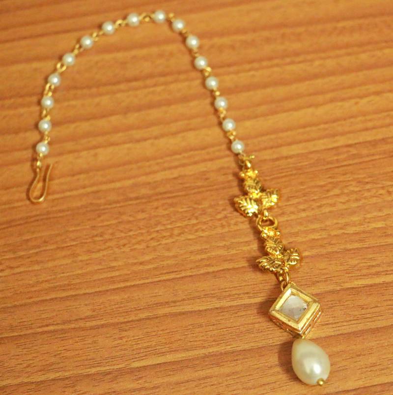 GOLD PLATED KUNDAN LOOK PEARL SMALL MAANG TIKKA